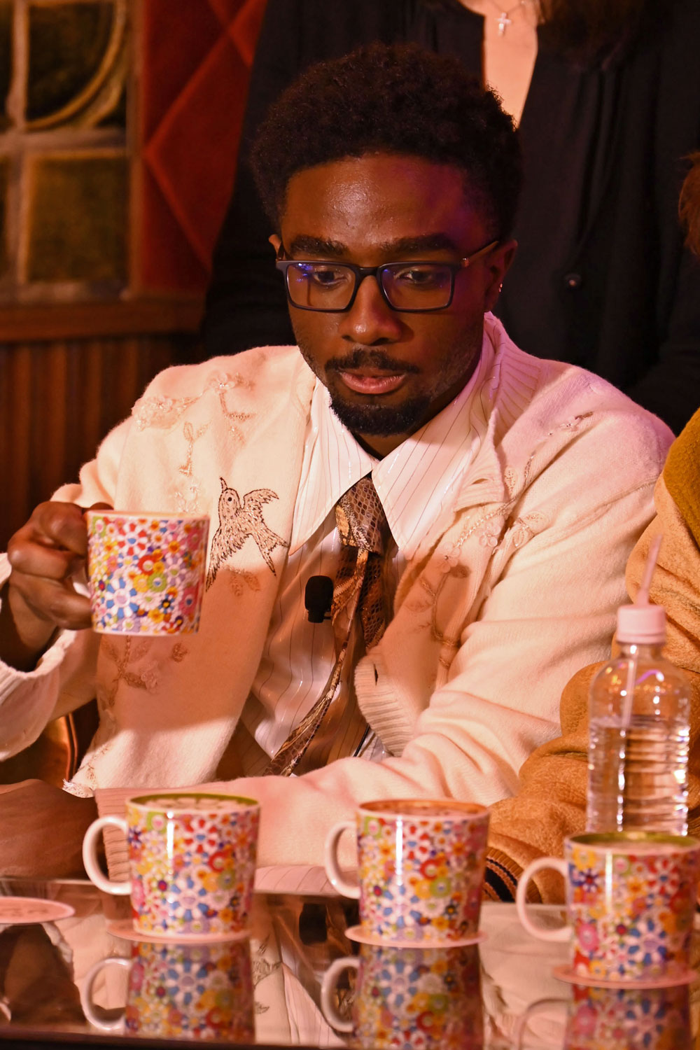 純喫茶ジンガロの看板メニュー、お花ラテを味わうケイレブ・マクラフリン