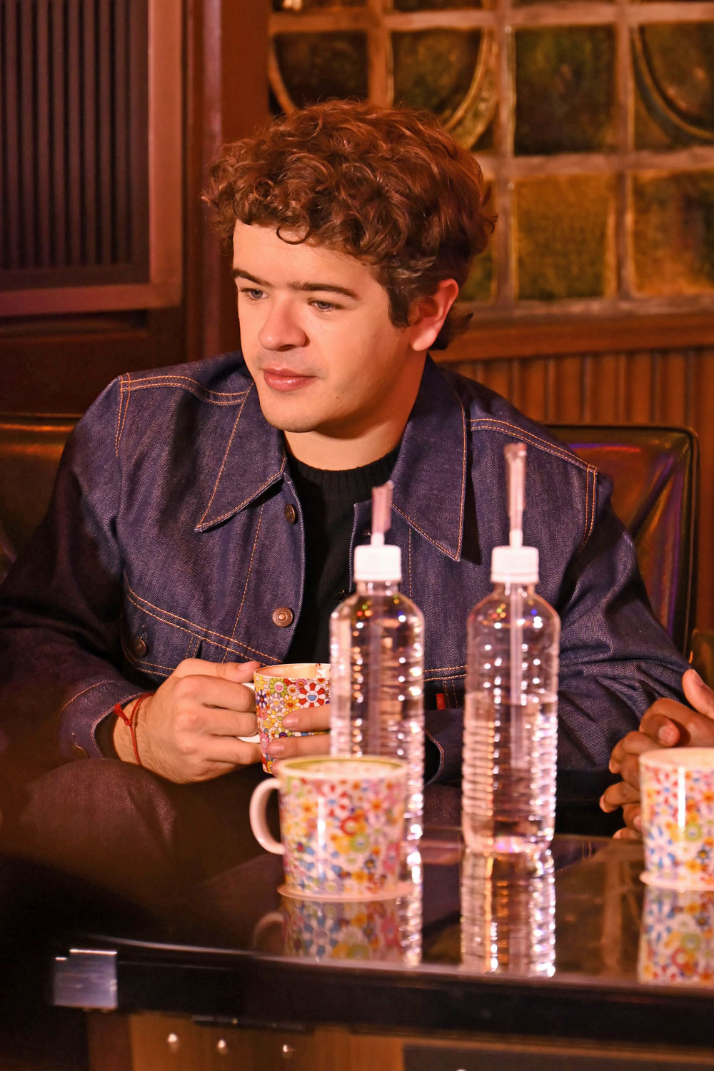 純喫茶ジンガロの看板メニュー、お花ラテを味わうゲイテン・マタラッツォ