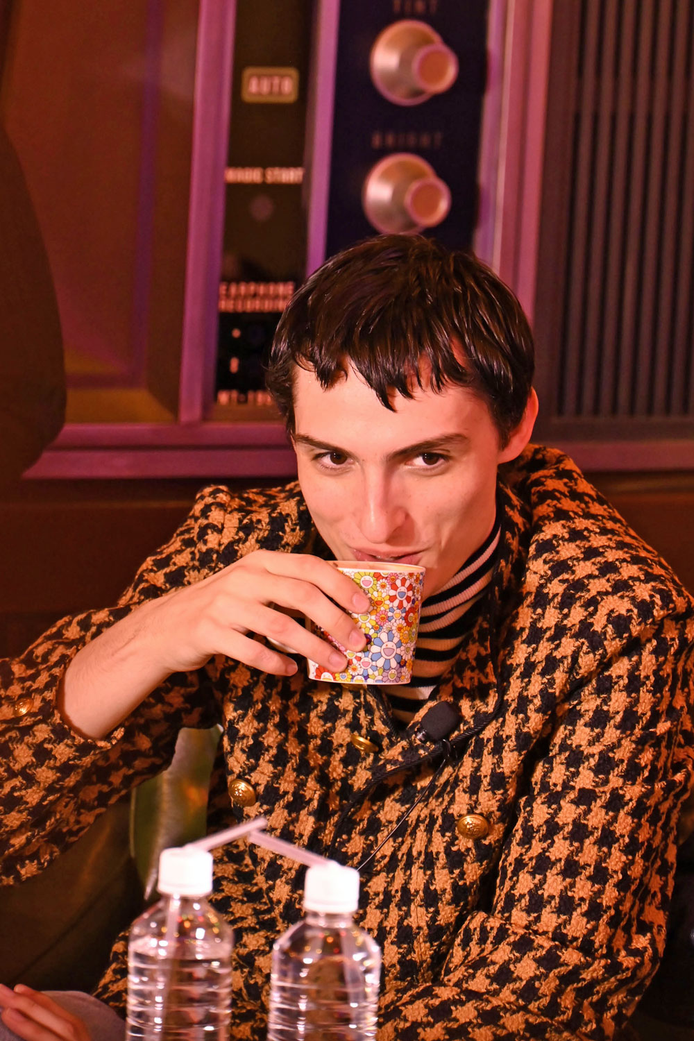 純喫茶ジンガロの看板メニュー、お花ラテを味わうフィン・ヴォルフハルト