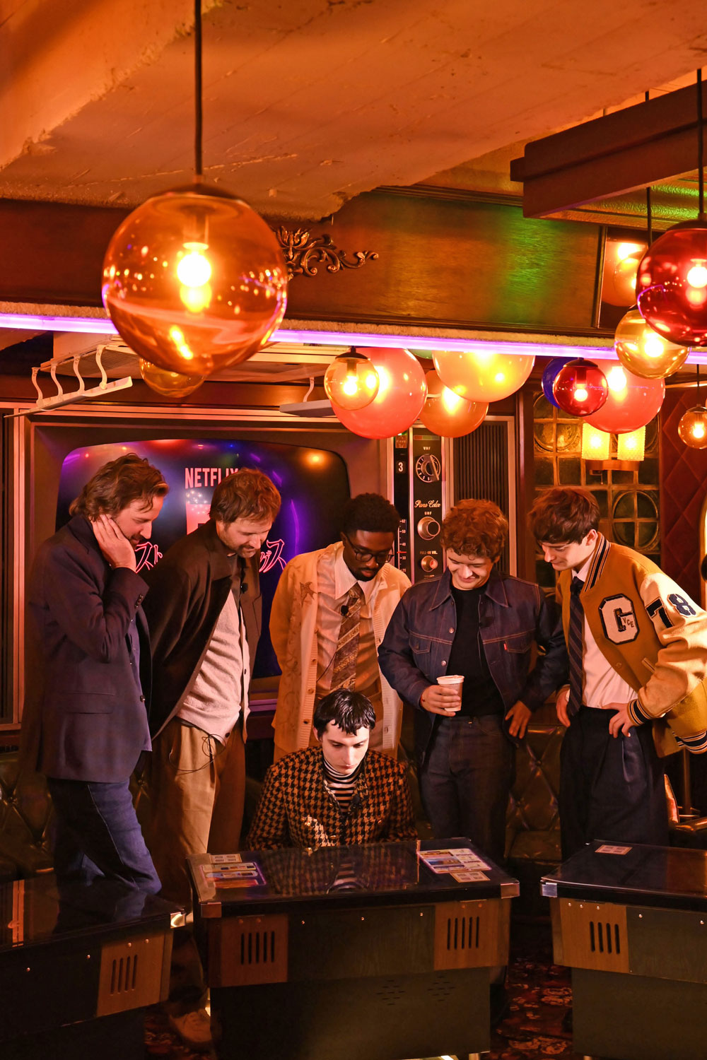 仲間に見守られながらゲームに挑戦するフィン・ヴォルフハルト（中央）