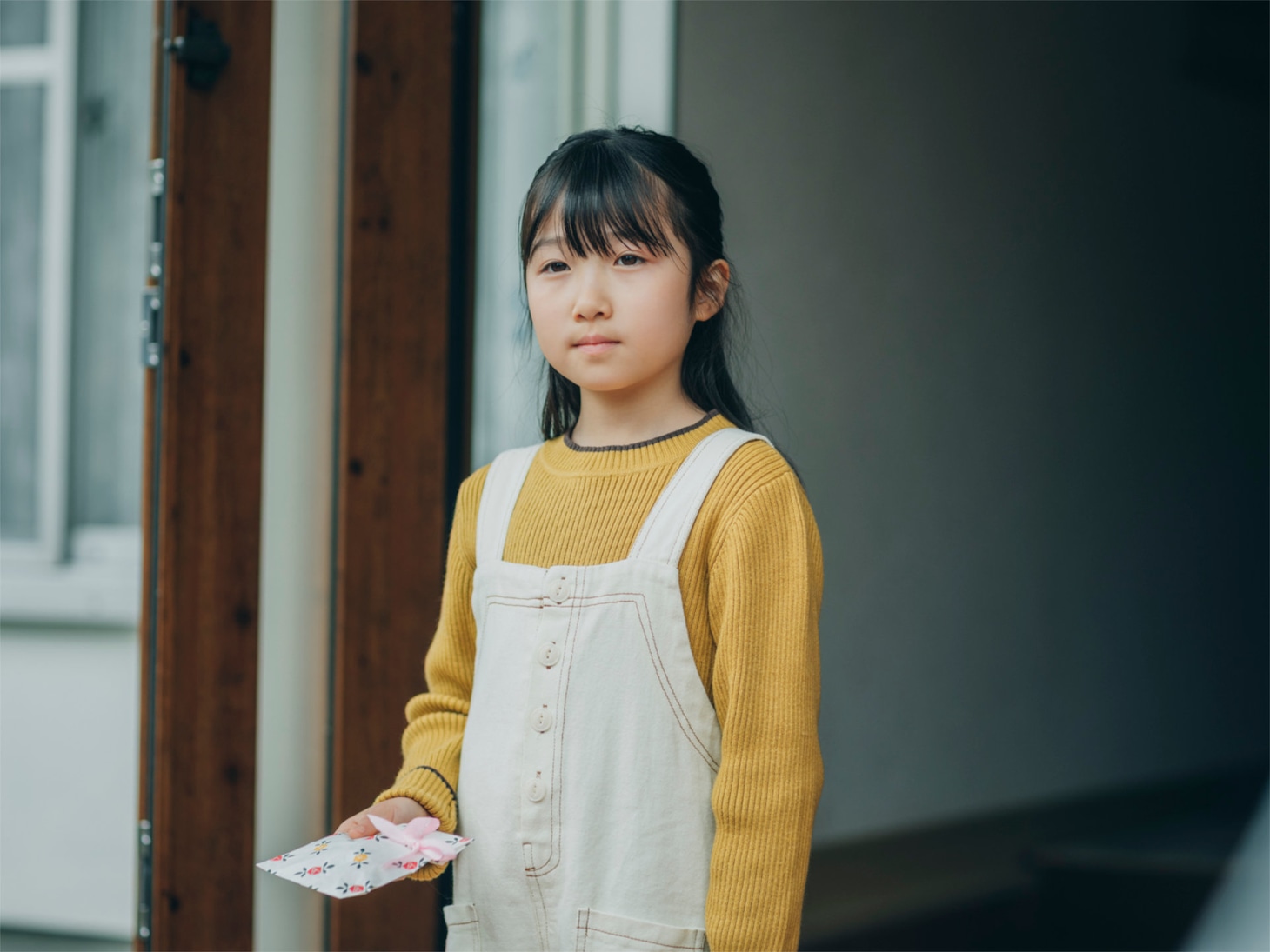 「架空の犬と嘘をつく猫」よりキャラクター写真（幼少期の佐藤頼）