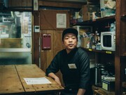 「架空の犬と嘘をつく猫」キャラクター写真（店長 / はなわ）