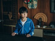 「架空の犬と嘘をつく猫」キャラクター写真（8歳の羽猫山吹 / 立花利仁）