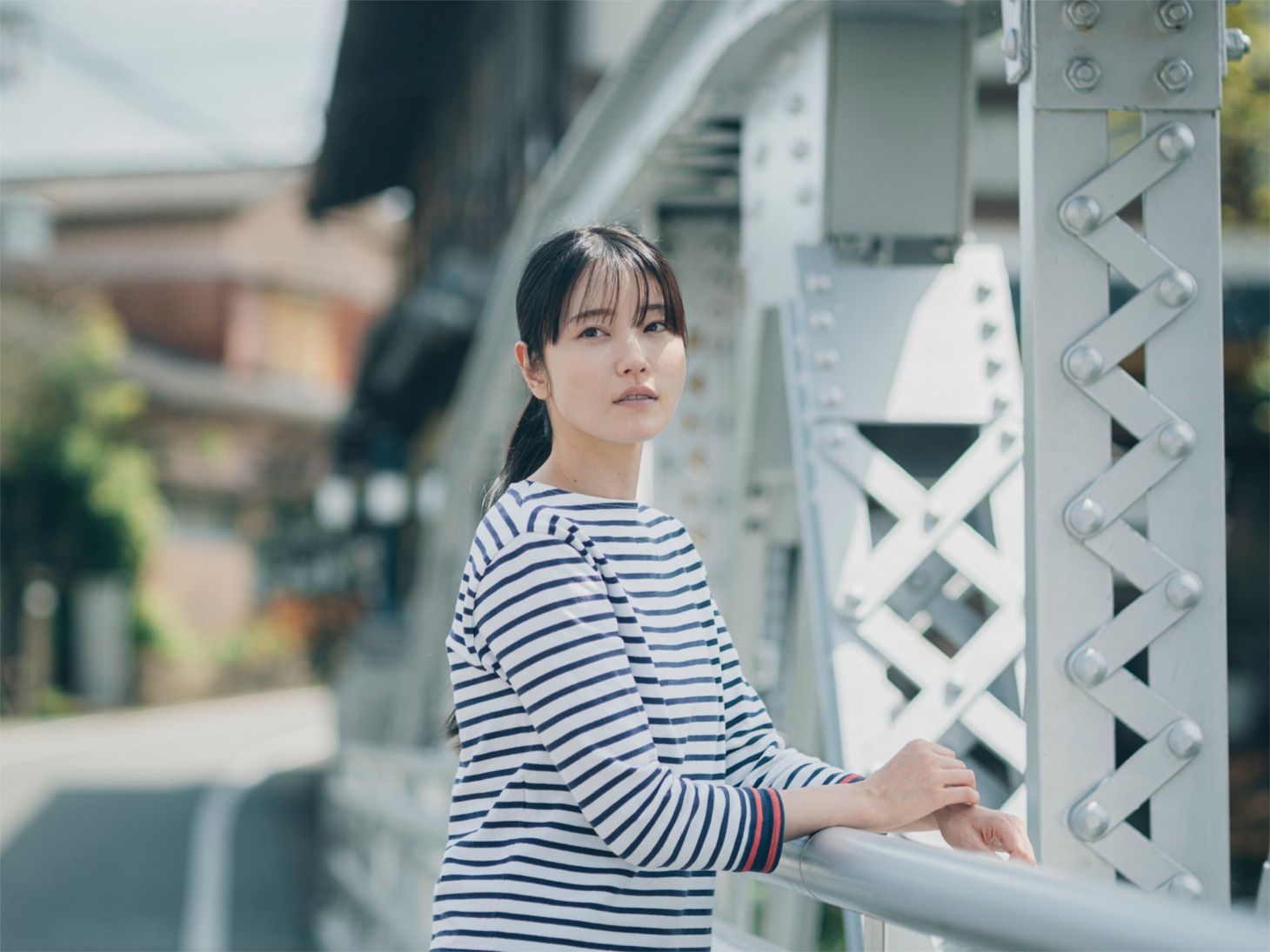 「架空の犬と嘘をつく猫」キャラクター写真（紅 / 向里祐香）