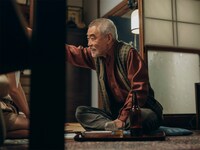 「架空の犬と嘘をつく猫」キャラクター写真（正吾 / 柄本明）