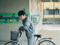 「架空の犬と嘘をつく猫」キャラクター写真（淳吾 / 安田顕）