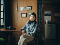 「架空の犬と嘘をつく猫」キャラクター写真（樹 / ヒコロヒー）