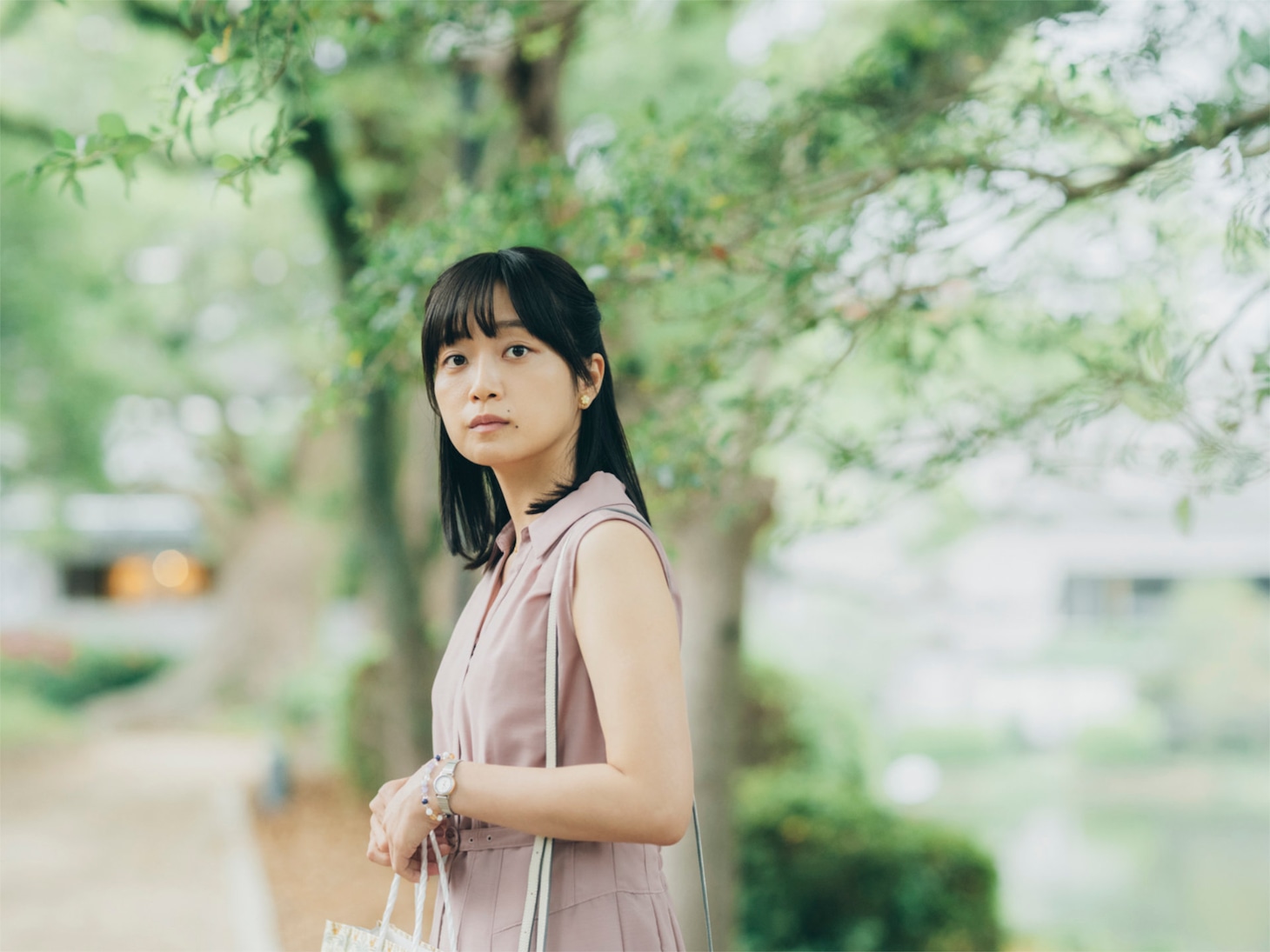 「架空の犬と嘘をつく猫」キャラクター写真（遠山かな子 / 深川麻衣）