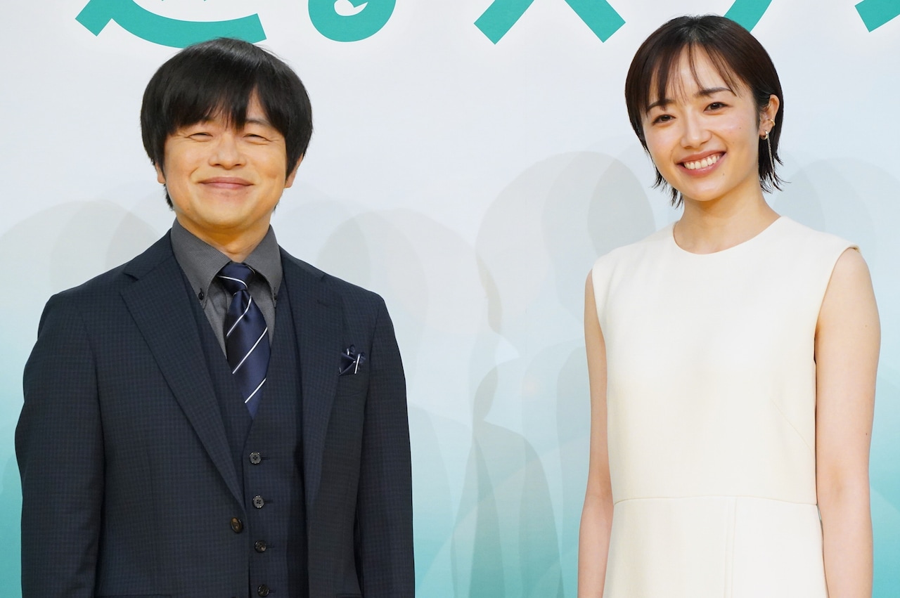連続テレビ小説「巡るスワン」制作発表・主演会見の様子。左から脚本を手がけるバカリズム、主演を務める森田望智