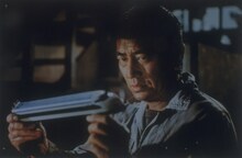 高倉健主演の映画「新幹線大爆破」場面写真。金銭を要求する犯人と、警察・鉄道職員の攻防が描かれる ©東映