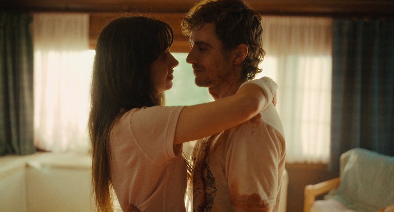 いい夫婦の日記念、だけど何かおかしい…ホラー映画「トゥギャザー」不穏な特別映像