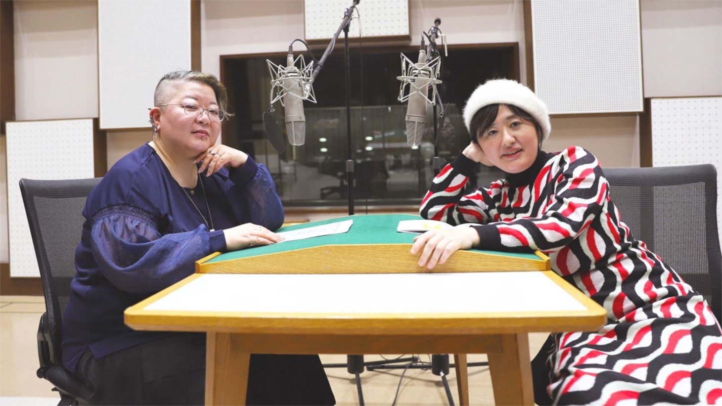 「ウチらと世界とエンタメと」収録に臨む王谷晶（左）、柚木麻子（右）