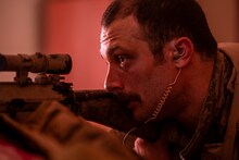 「ウォーフェア 戦地最前線」場面写真。コズモ・ジャーヴィス演じるエリオット