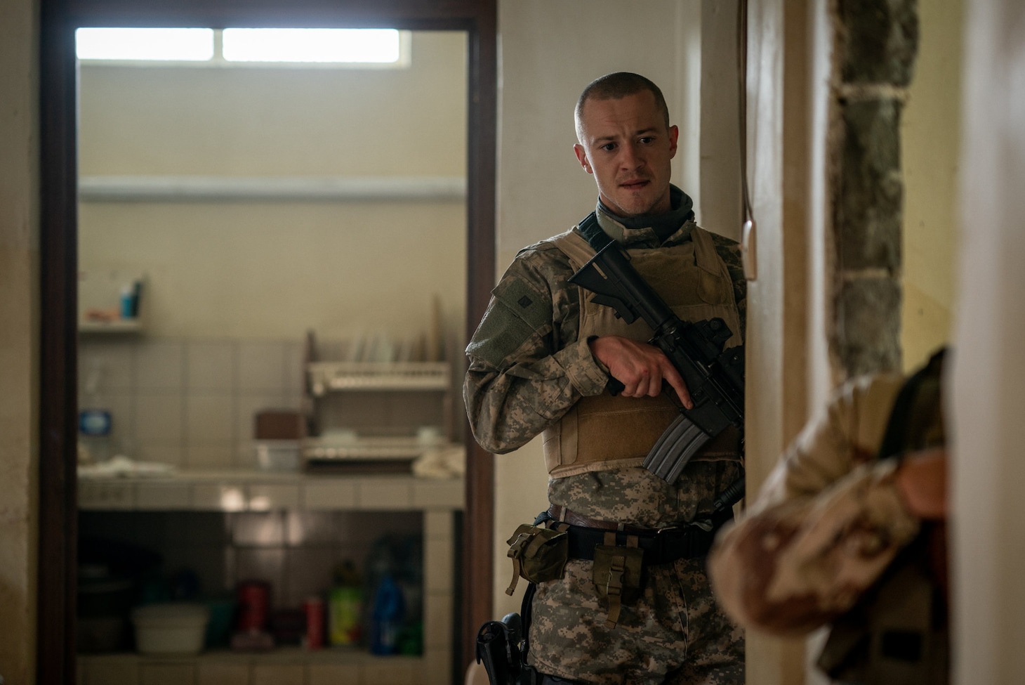 「ウォーフェア 戦地最前線」場面写真。ジョセフ・クイン演じるサム