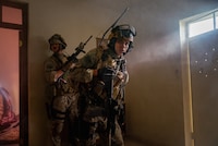 「ウォーフェア 戦地最前線」場面写真。ディファラオ・ウン＝ア＝タイ演じるレイ・メンドーサ