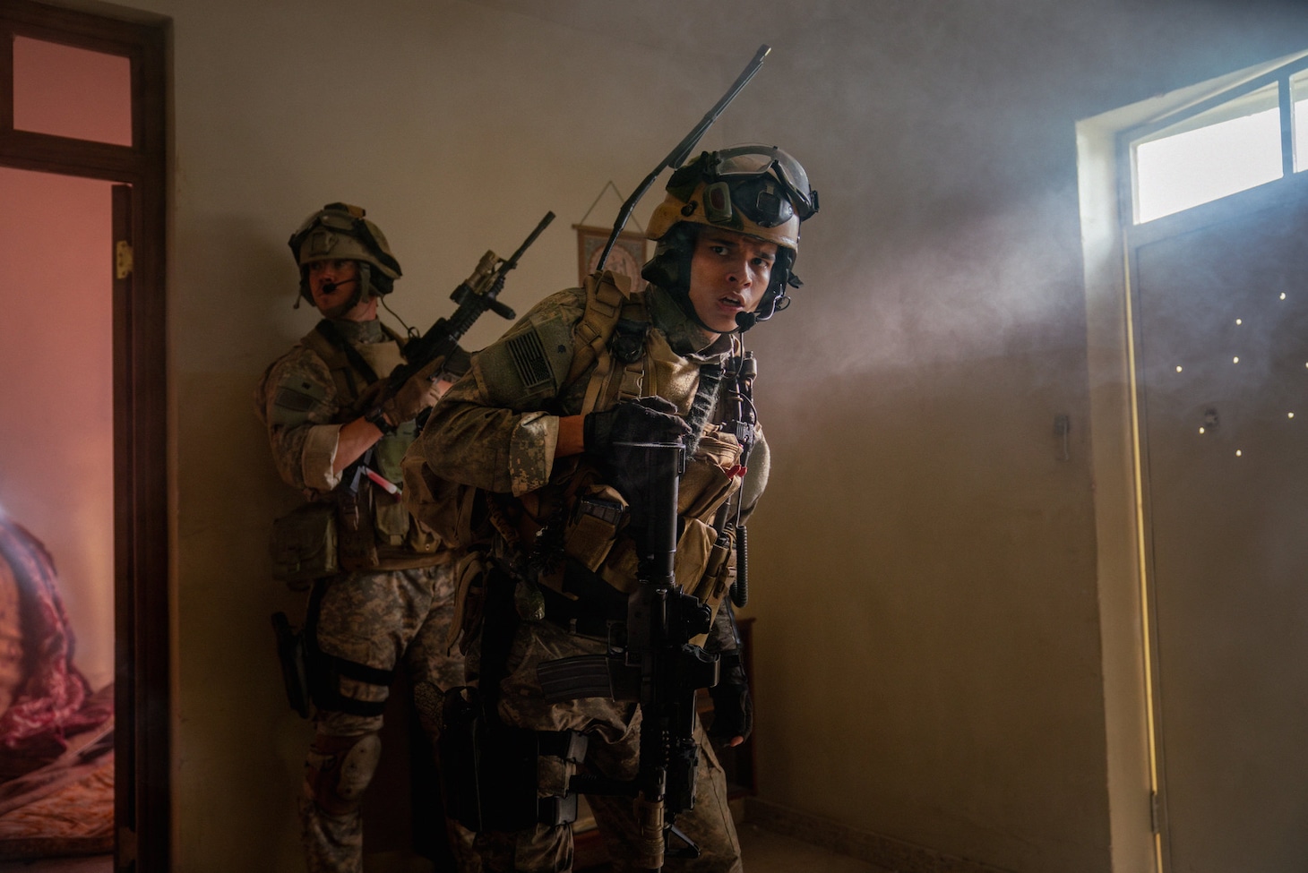 「ウォーフェア 戦地最前線」場面写真。ディファラオ・ウン＝ア＝タイ演じるレイ・メンドーサ