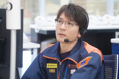 長野博演じる関家高規（せきやたかのり）。ベテランの指令管制員だが、ある出来事がきっかけで使命感が揺らいでしまう