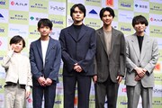 映画「しびれ」舞台挨拶の様子。左から穐本陽月、加藤庵次、北村匠海、榎本司、内山拓也