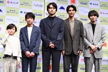 映画「しびれ」舞台挨拶の様子。左から穐本陽月、加藤庵次、北村匠海、榎本司、内山拓也
