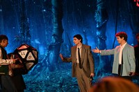 巨大な20面ダイスに驚くフィン・ヴォルフハルト（左）とゲイテン・マタラッツォ（右）