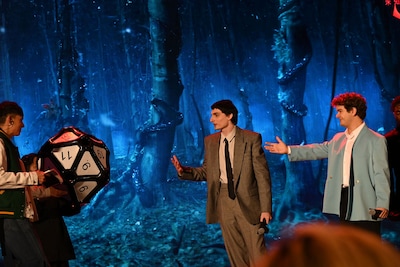 巨大な20面ダイスに驚くフィン・ヴォルフハルト（左）とゲイテン・マタラッツォ（右）