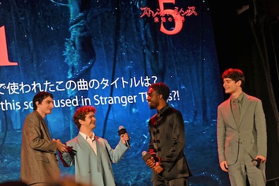 クイズに正解したフィン・ヴォルフハルト（左）をたたえる共演者たち