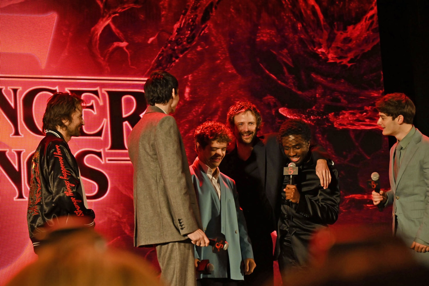 ステージ上で合流したダファー・ブラザーズとキャスト陣