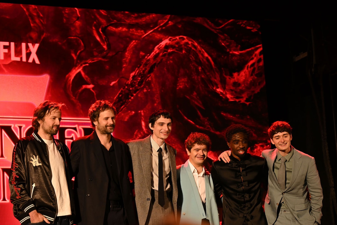 「Netflix『ストレンジャー・シングス 未知の世界5』ファンフェスタ～One Last Adventure」にて、左からマット・ダファー、ロス・ダファー、フィン・ヴォルフハルト、ゲイテン・マタラッツォ、ケイレブ・マクラフリン、ノア・シュナップ