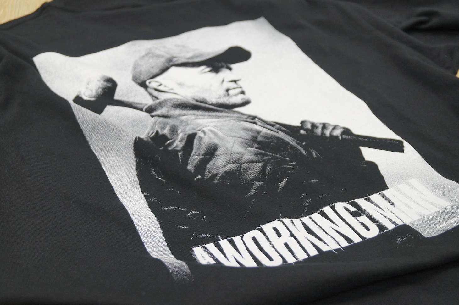 「背中で語る！現場ステイサムTシャツ」のデザイン