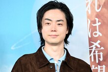 ドラマ「火星の女王」試写会に出席した菅田将暉。“地球チーム”と“火星チーム”は一緒に撮影することがなかったそうで、シム・ウンギョンや岸井ゆきのに「火星ってどうやって撮ってたんですか？」と疑問を投げかけていた