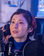 松岡茉優演じるデイル-E0302。火星で大人気のパブ・TOKIOの名物経営者であり、ラジオDJとしても活躍している