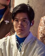 上川周作演じるマイク-E1209。彼はリリと同じアカデミーに通う同級生で、一緒に地球帰還計画第1便のロケットに乗る予定だった