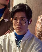 上川周作演じるマイク-E1209。彼はリリと同じアカデミーに通う同級生で、一緒に地球帰還計画第1便のロケットに乗る予定だった