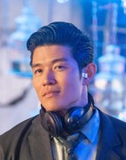 鈴木亮平演じるミドリ-E0106。火星の街頭CMでも引っ張りだこの人気俳優で、DJとしてデイルと組み「ミドリ・デイルのアルトコロニーラジオ」の司会を務めている