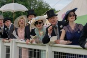 映画「ダウントン・アビー／グランドフィナーレ」場面写真。競馬ロイヤルアスコットを観覧するクローリー家