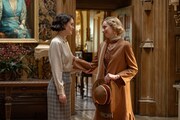 映画「ダウントン・アビー／グランドフィナーレ」場面写真。左からクローリー家の長女メアリー、次女イーディス