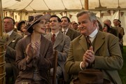 映画「ダウントン・アビー／グランドフィナーレ」場面写真。チェルシーフラワーショーを楽しむグランサム伯爵夫妻