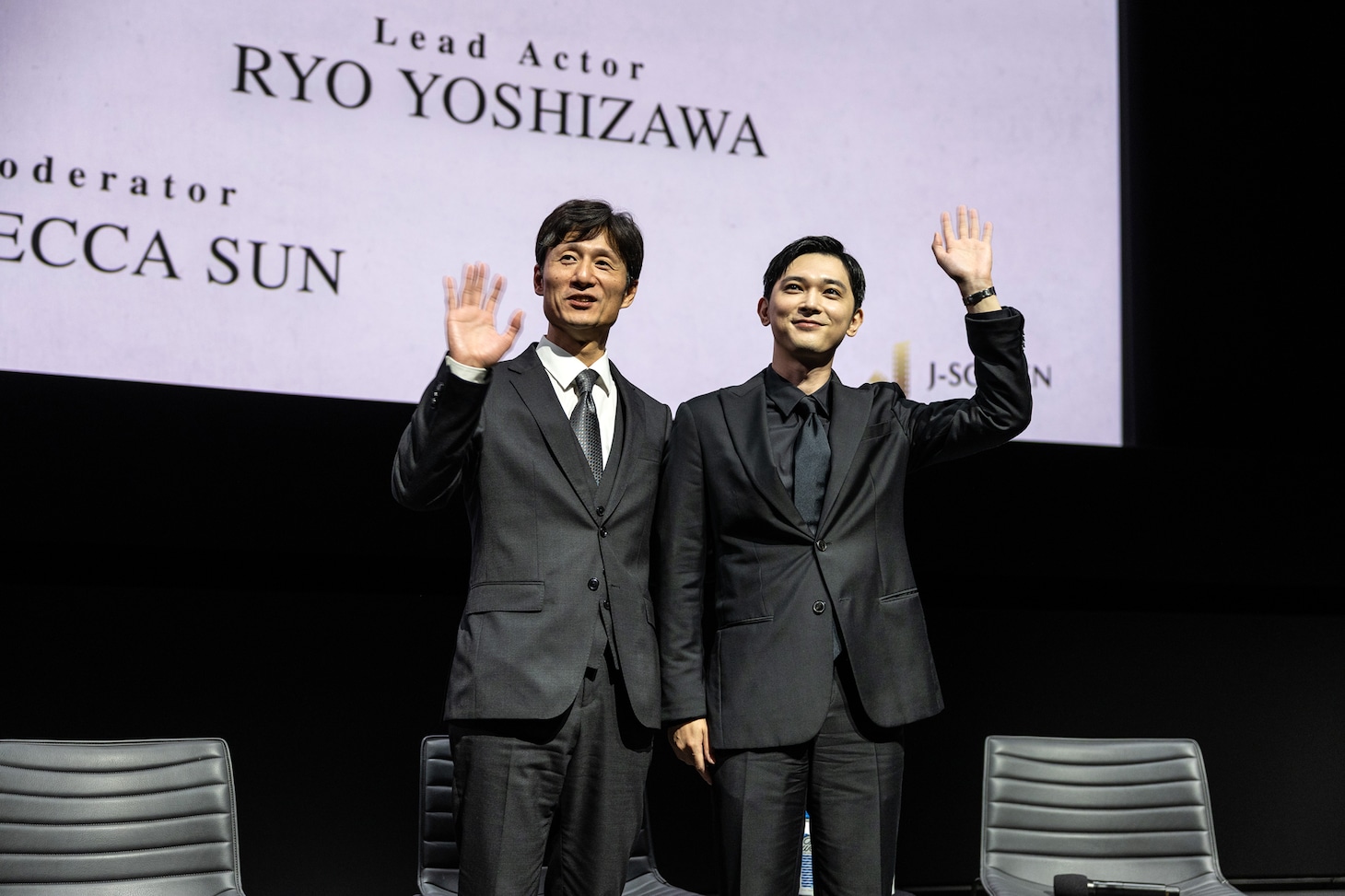 Ted Mann劇場で行われた「国宝」の舞台挨拶に登壇した李相日（左）と吉沢亮（右）