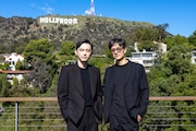 観光名所ハリウッドサインを訪れた吉沢亮（左）と李相日（右）
