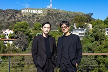 観光名所ハリウッドサインを訪れた吉沢亮（左）と李相日（右）