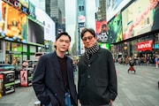 米ニューヨークのタイムズスクエアを訪れた吉沢亮（左）と李相日（右）