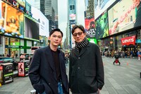 米ニューヨークのタイムズスクエアを訪れた吉沢亮（左）と李相日（右）