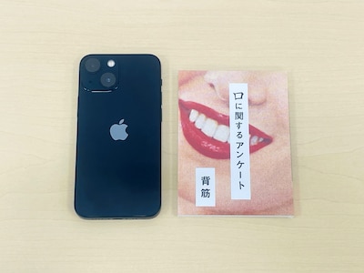 手のひらサイズの装丁と、“アンケート”で明かされる結末が話題を呼んだ小説「口に関するアンケート」（右）