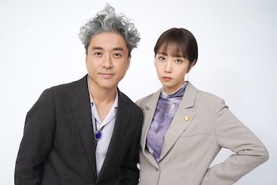 スペシャルドラマ「うちの弁護士はまたしても手がかかる」主人公・蔵前勉を演じるムロツヨシ（左）、売れっ子のタレント弁護士・樋口新を演じる木南晴夏（右）