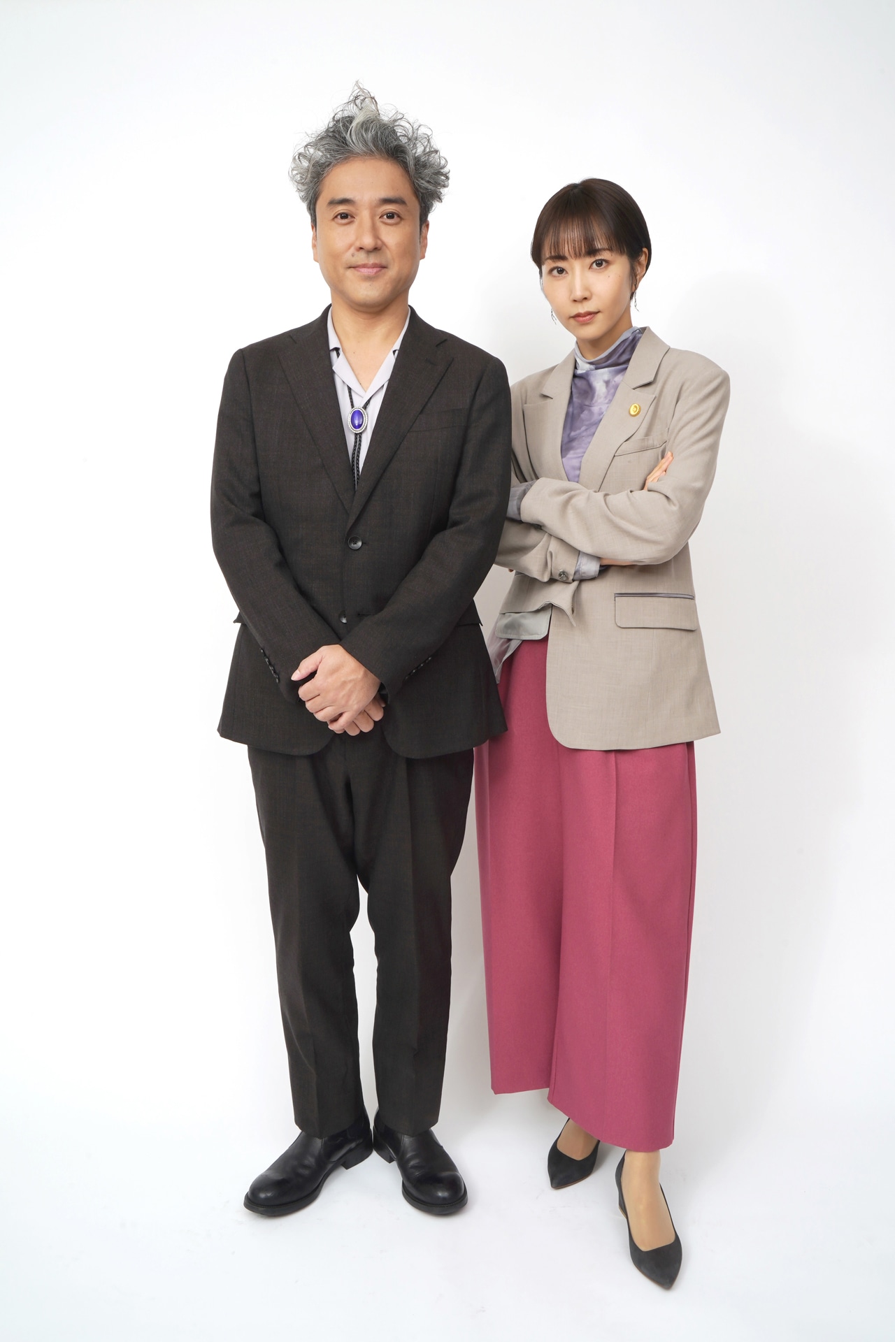 スペシャルドラマ「うちの弁護士はまたしても手がかかる」主人公・蔵前勉を演じるムロツヨシ（左）、売れっ子のタレント弁護士・樋口新を演じる木南晴夏（右）