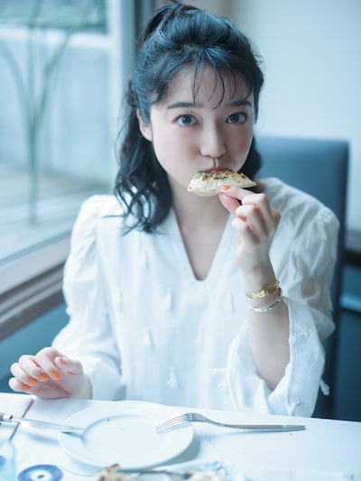 書籍「Bite! The World 上白石萌音と世界をガブリ！（タイトル未定）」イメージカット（書籍への収録は未定）©集英社 撮影 / 横山創大