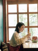 書籍「Bite! The World 上白石萌音と世界をガブリ！（タイトル未定）」イメージカット（書籍への収録は未定）©集英社 撮影 / 横山創大