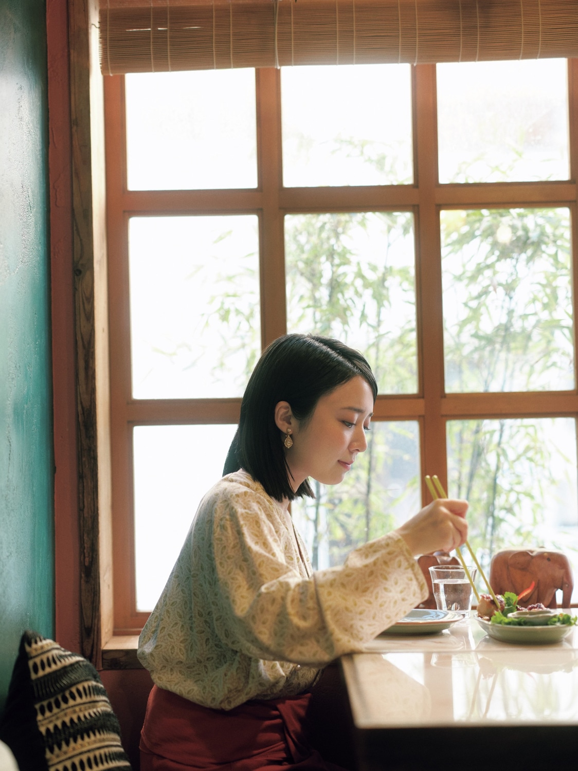 書籍「Bite! The World 上白石萌音と世界をガブリ！（タイトル未定）」イメージカット（書籍への収録は未定）©集英社 撮影 / 横山創大