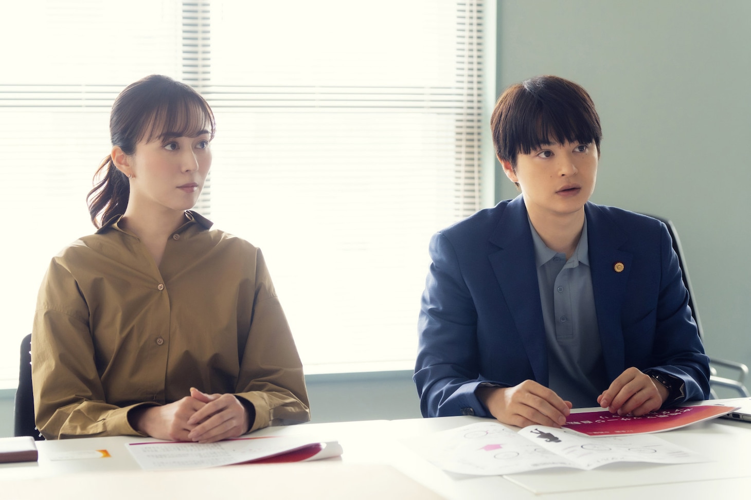 ドラマ「にこたま」場面写真。左から高野ゆう子（比嘉愛未）、岩城晃平（瀬戸康史）