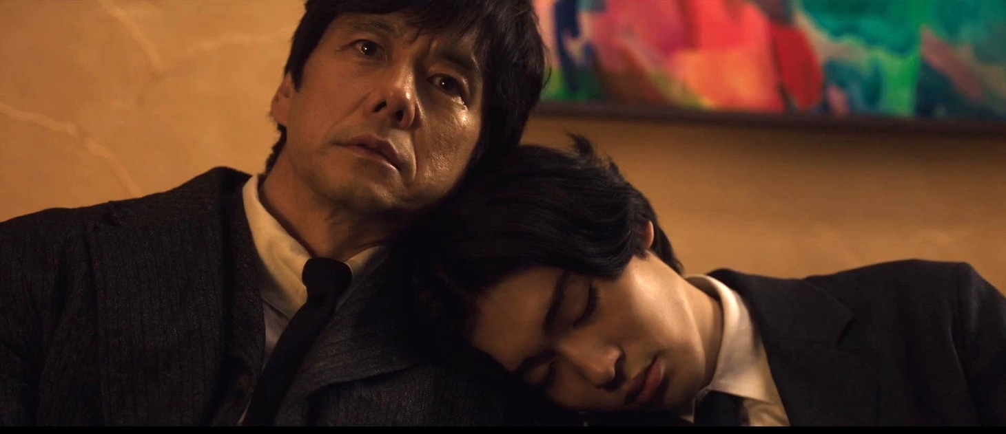 ドラマシリーズ「人間標本」場面写真。西島秀俊演じる榊史朗（左）、市川染五郎演じる息子・至（右）